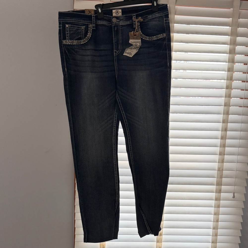 Elegant Dark Wash Cropped Jeans